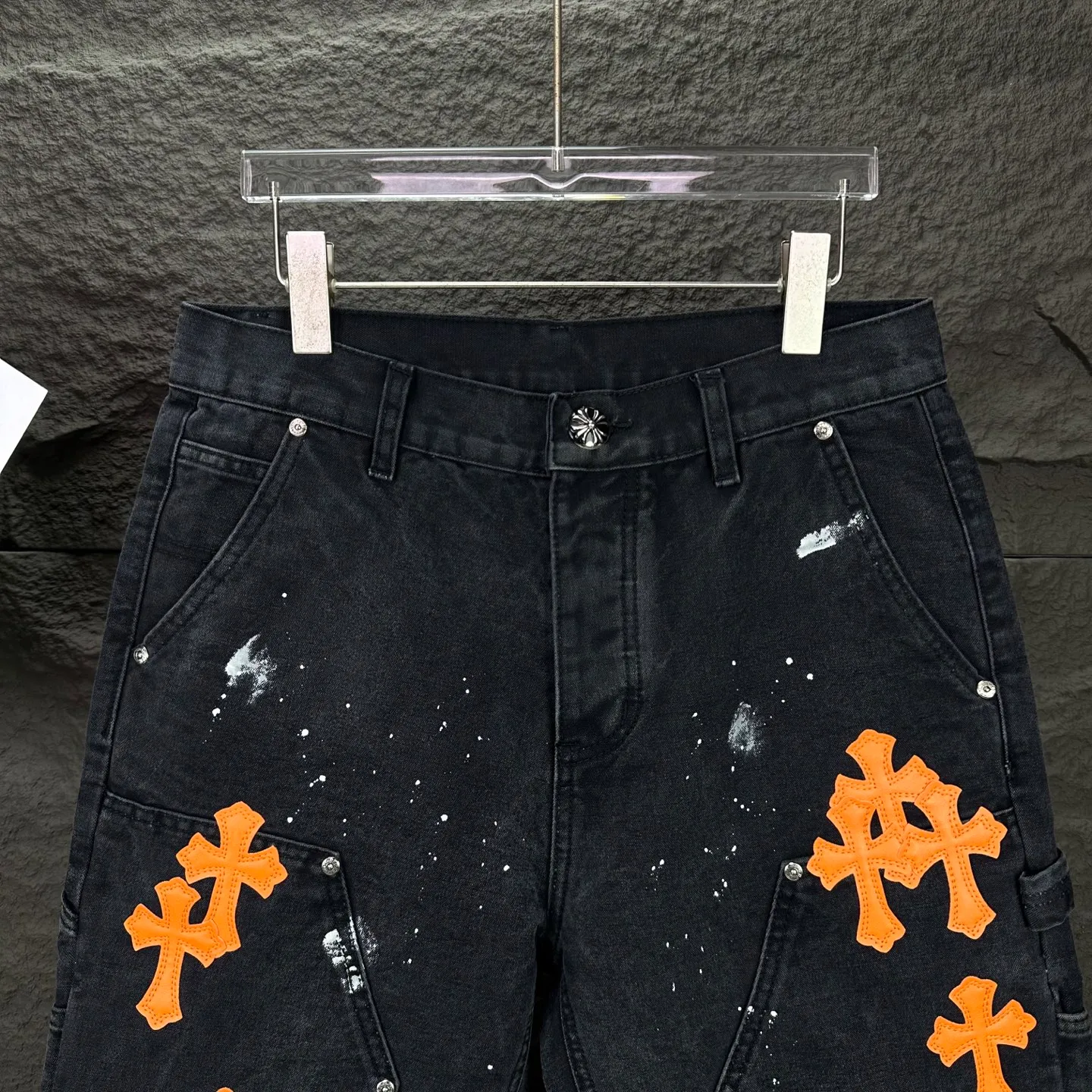 P240 GALLERY DEPT. & Croixin co-branded 2025 new limited edition spliced ​​splash-ink hand-painted orange cross patchwork couple style washed loose denim shorts 🔥High version🔥High version🔥 Original customized denim fabric, the same raw material denim fabric as the Internet celebrity star, full body splicing loose version, splash-ink hand-painted craftsmanship with multiple orange cross embroidery patchwork style designs, very high-end and stylish! The fabric feels very comfortable and these denim shorts are super versatile and look great! ! Complete three standards, same style for men and women 👫A must-have item for everyone Color: black, khaki Size: 28, 30, 32, 34, 36 (five sizes)